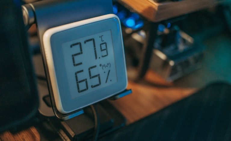 Digitale hygrometer die binnen een temperatuur van 27,9 graden en een luchtvochtigheid van 65 procent aangeeft